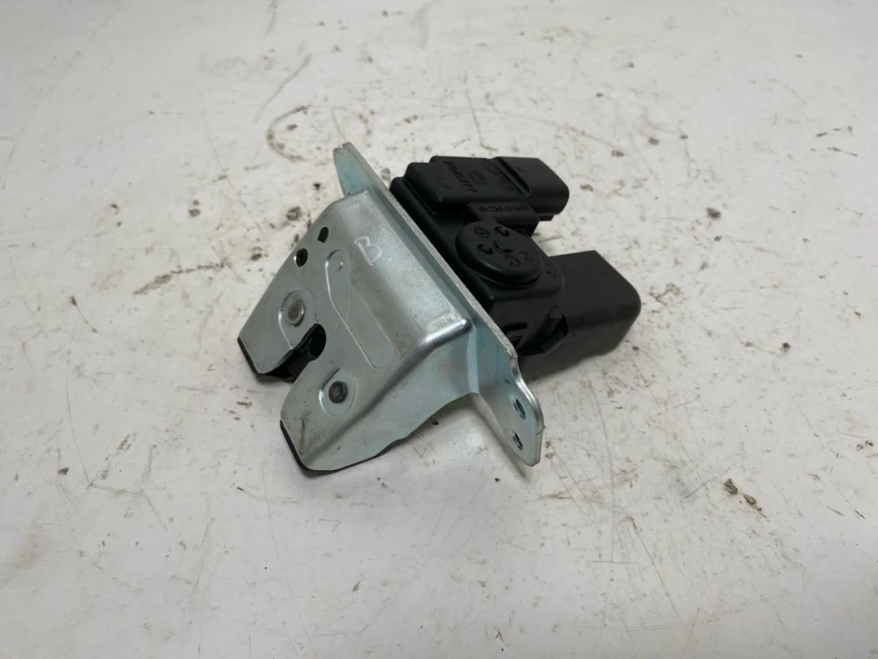 Kia EV6 2022- Tailgate lock view 2