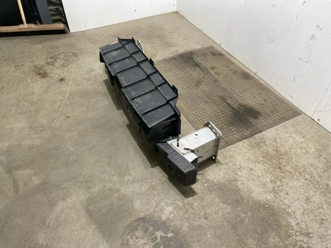 Hongqi E-HS9 2022- Bumper reinforcement beam, front view 2