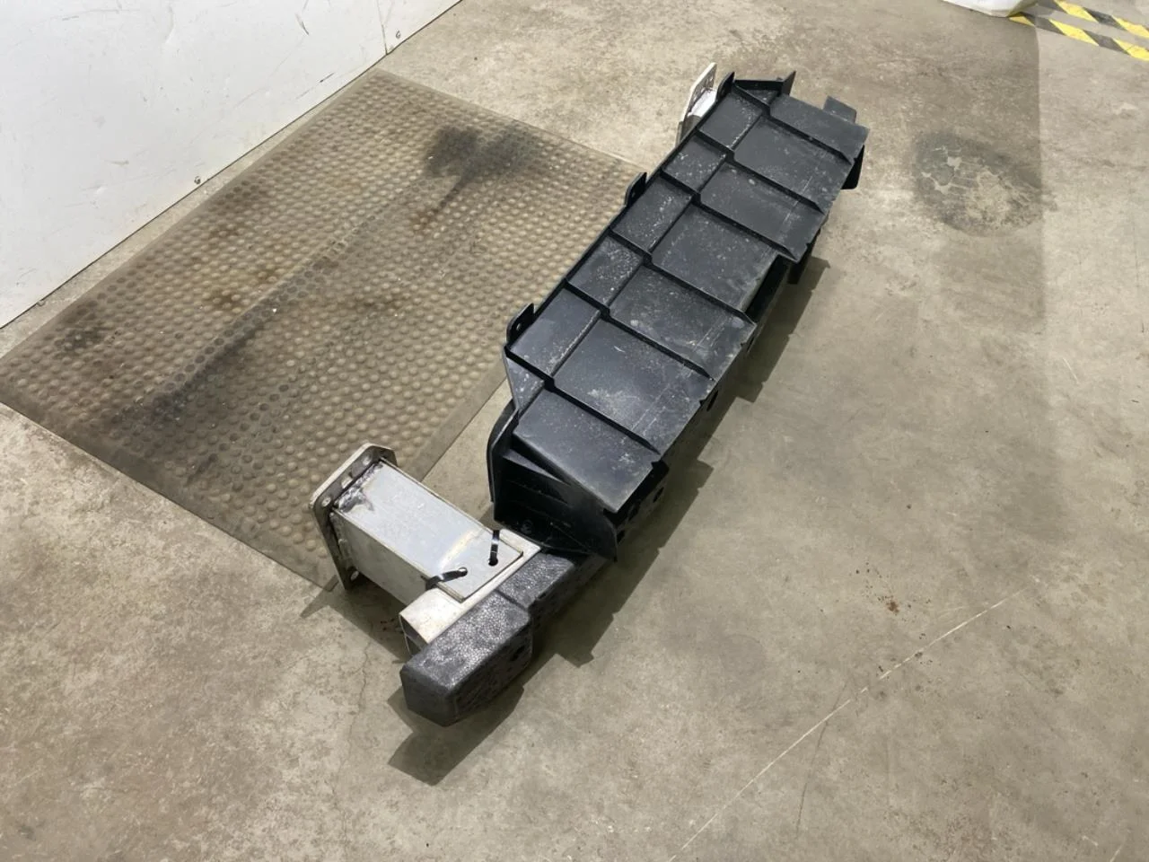 Hongqi E-HS9 2022- Bumper reinforcement beam, front view 3