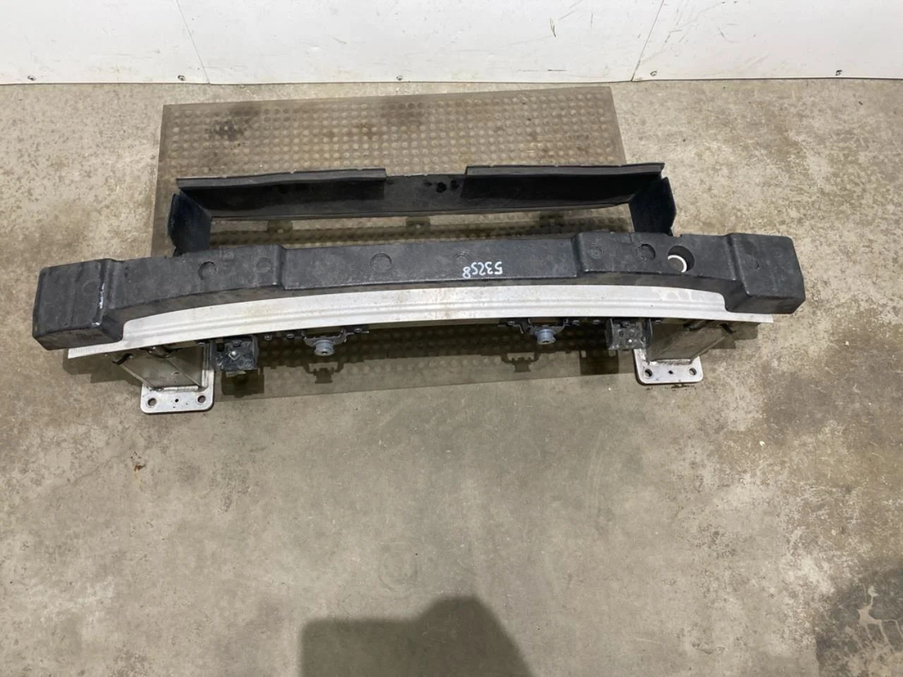 Hongqi E-HS9 2022- Bumper reinforcement beam, front view 4