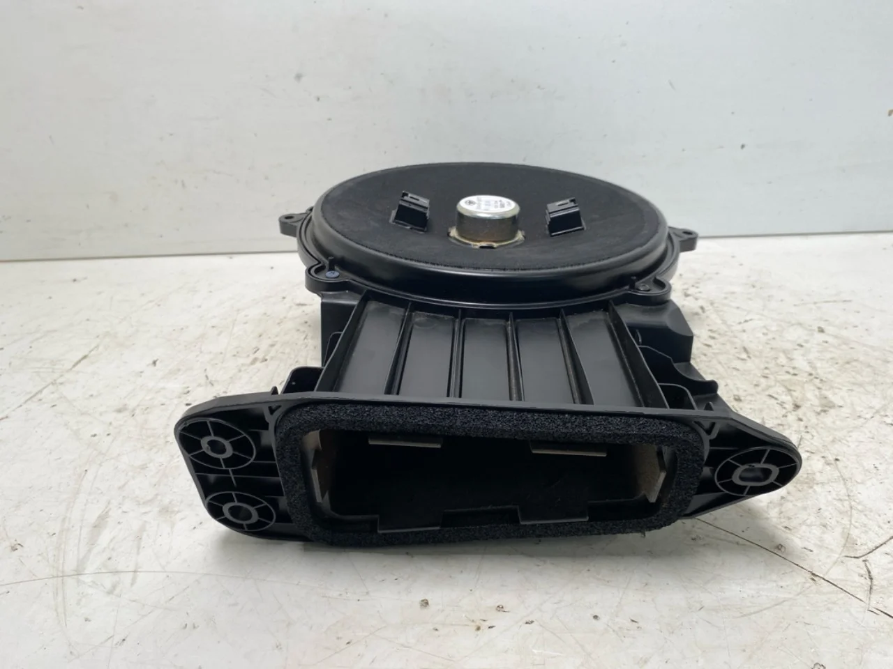 Hongqi E-HS9 2022- Speaker view 2