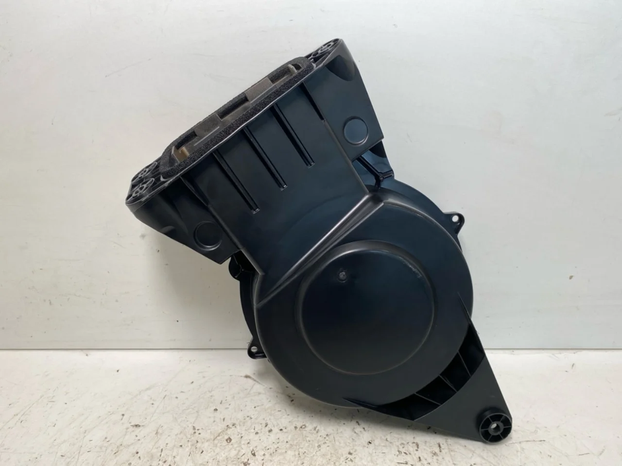Hongqi E-HS9 2022- Speaker view 3