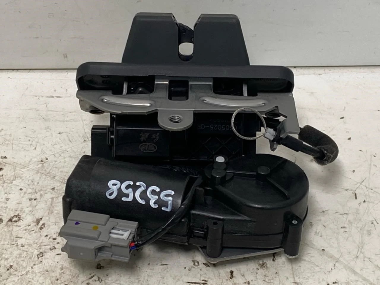 Hongqi E-HS9 2022- Tailgate lock view 2