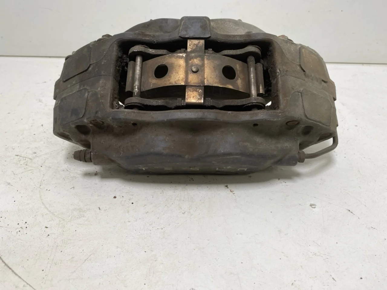 Tesla MODEL S 2013- Front left brake caliper