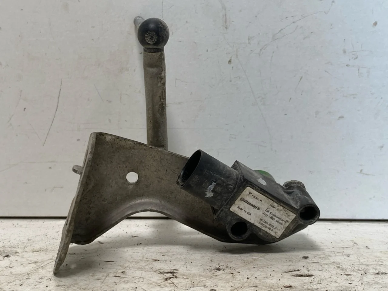 Tesla MODEL S 2013- Level control / air suspension sensor