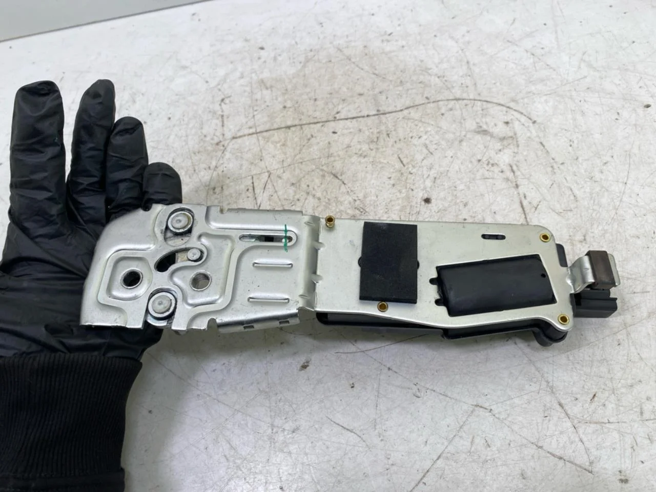 Mg MARVEL R 2022- Tailgate lock view 4