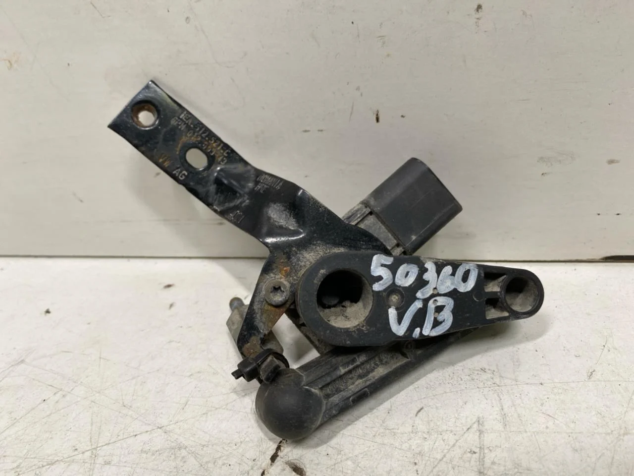 Audi Q4 E-TRON FZ 2021- Level control / air suspension sensor view 2