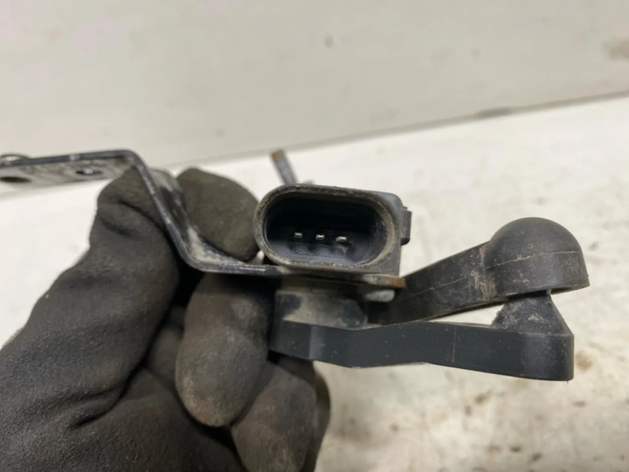 Audi Q4 E-TRON FZ 2021- Level control / air suspension sensor view 3
