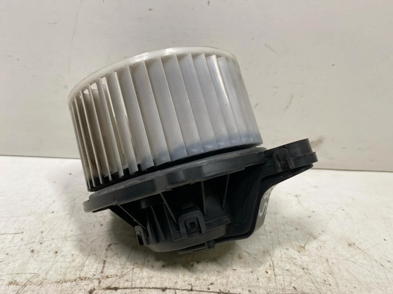 Tesla MODEL S 2013- Heater blower motor view 2