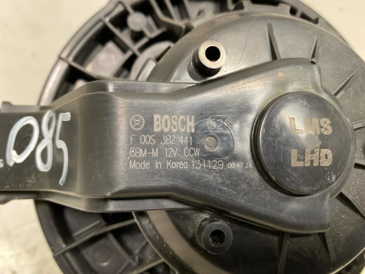 Tesla MODEL S 2013- Heater blower motor view 4