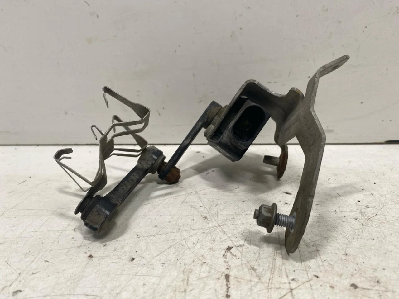 Mercedes EQC 2020- Level control / air suspension sensor view 2