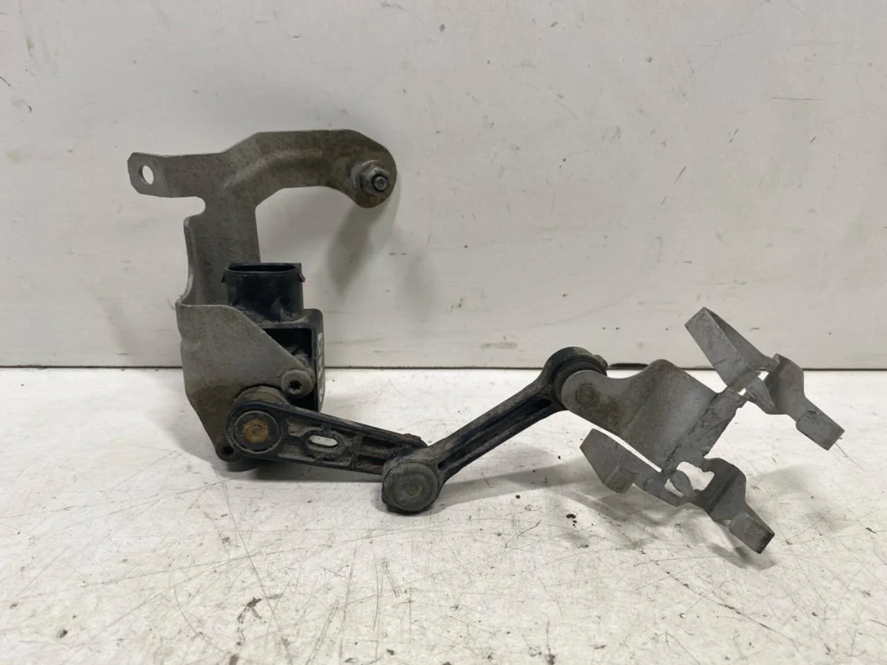 Mercedes EQC 2020- Level control / air suspension sensor view 4