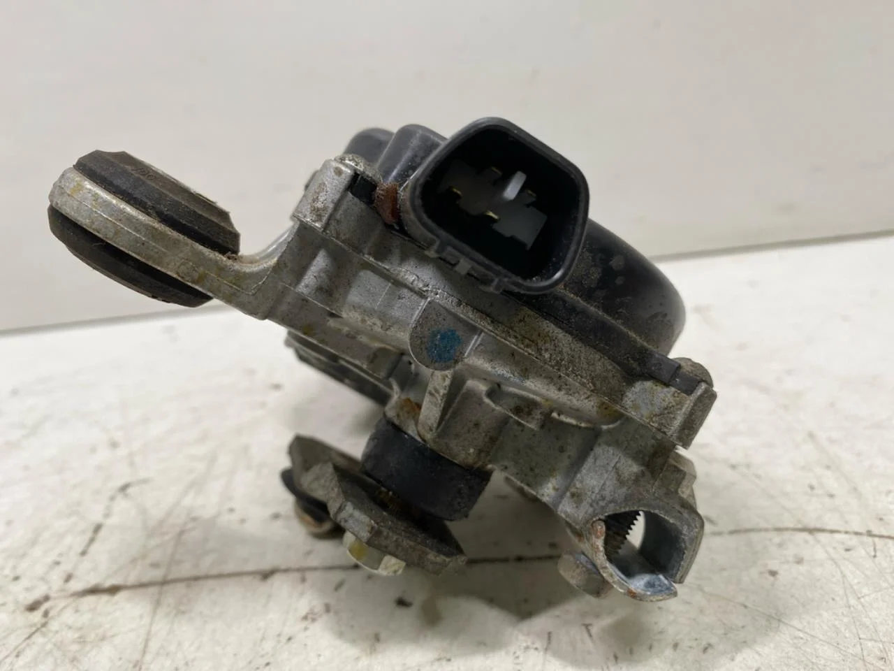 Nissan LEAF 2011-17 Windshield wiper motor view 2