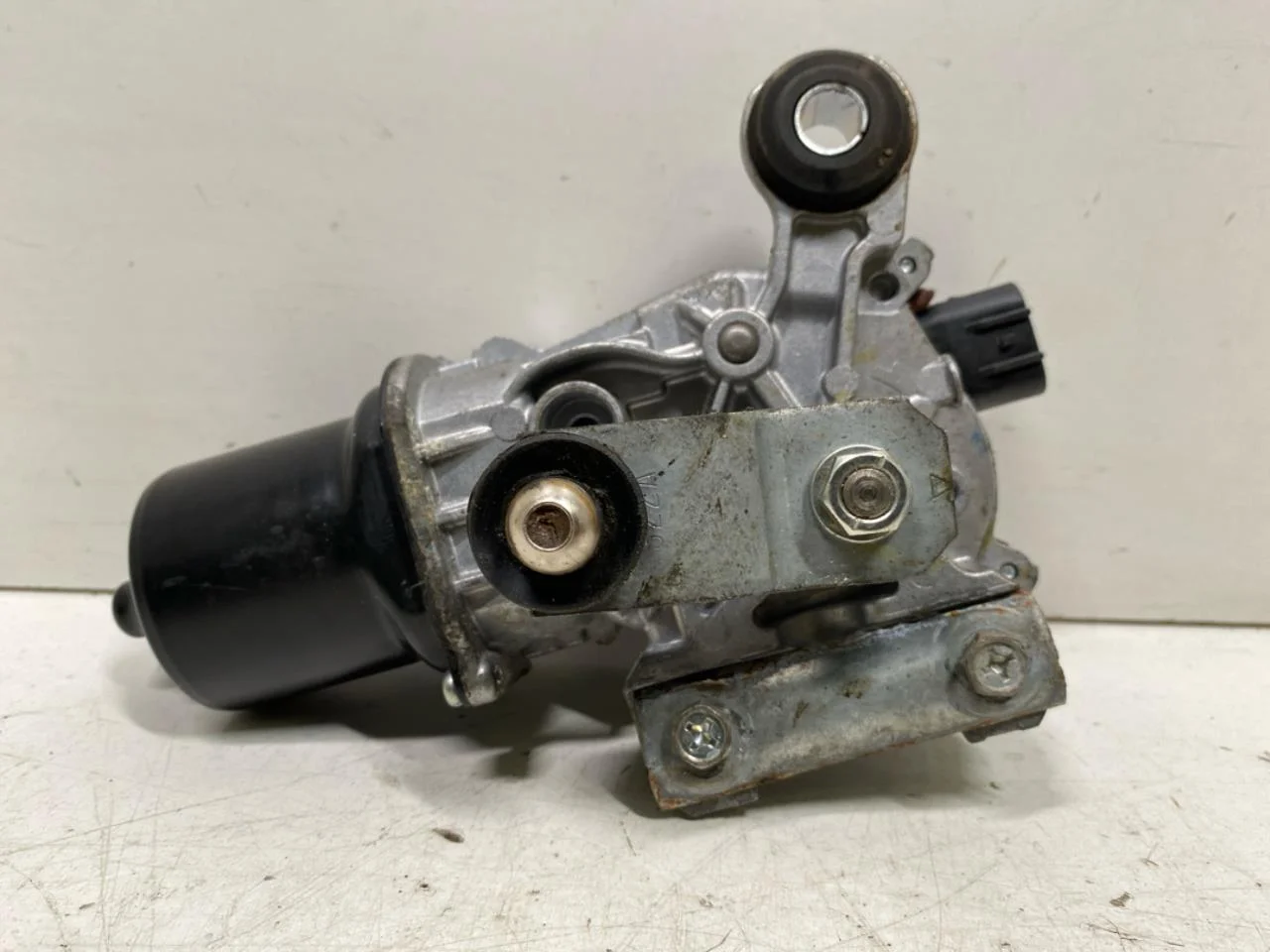 Nissan LEAF 2011-17 Windshield wiper motor view 3