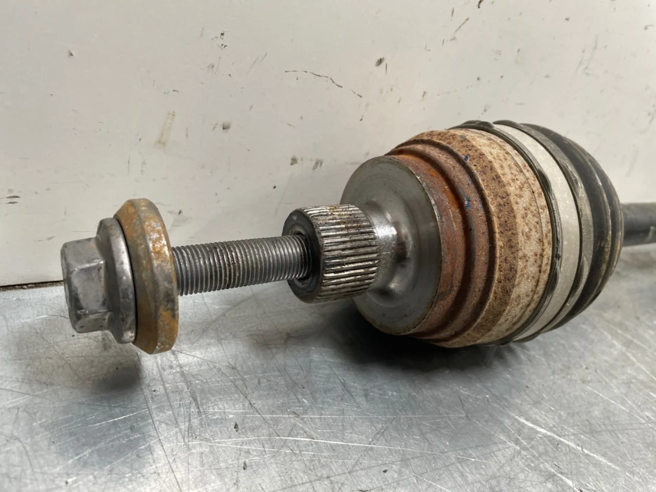 Volkswagen ID BUZZ/CARGO 2022- Front right driveshaft view 2