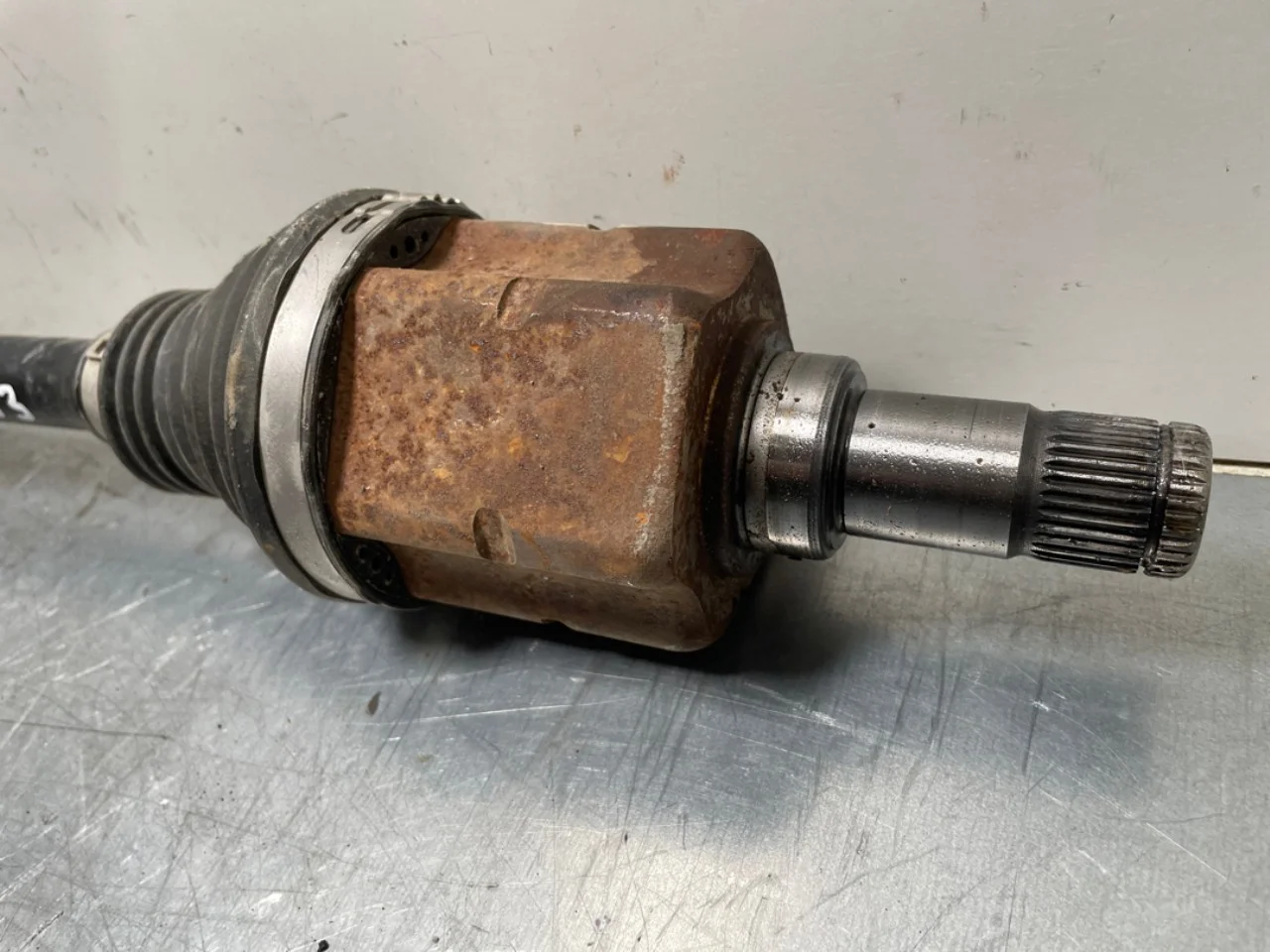 Volkswagen ID BUZZ/CARGO 2022- Front right driveshaft view 3