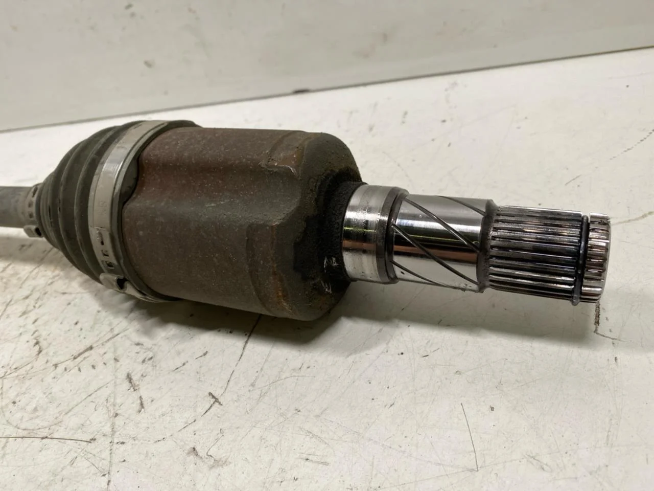 Tesla MODEL 3 2017--> Front left driveshaft view 3