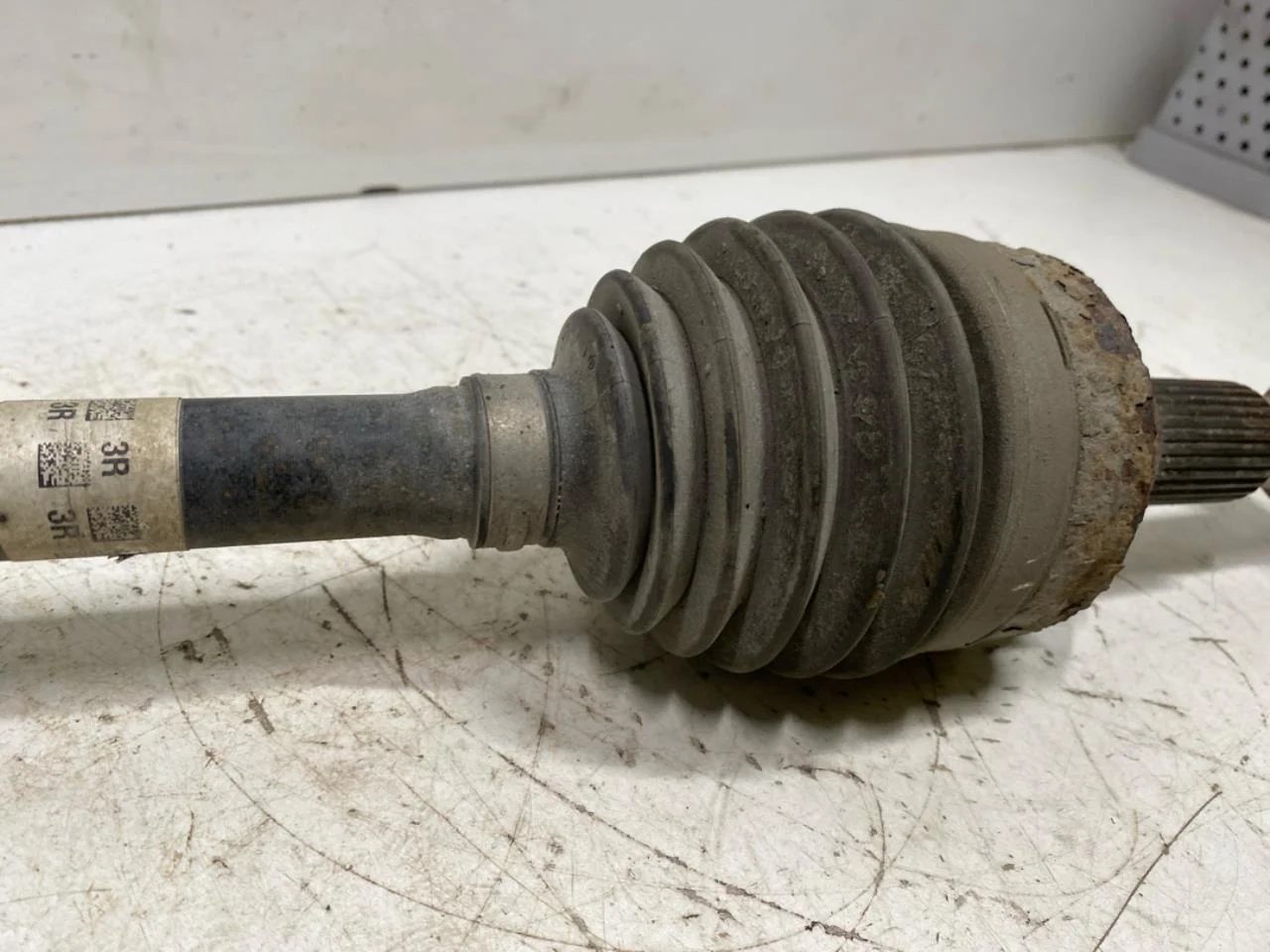 Tesla MODEL 3 2017--> Rear right driveshaft view 4