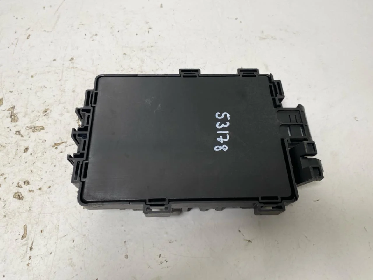 Tesla MODEL S 2013- Fuse box / electrical center view 2