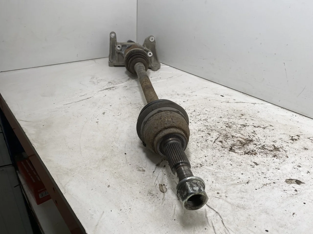 Nissan LEAF 2011-17 Front right driveshaft view 3