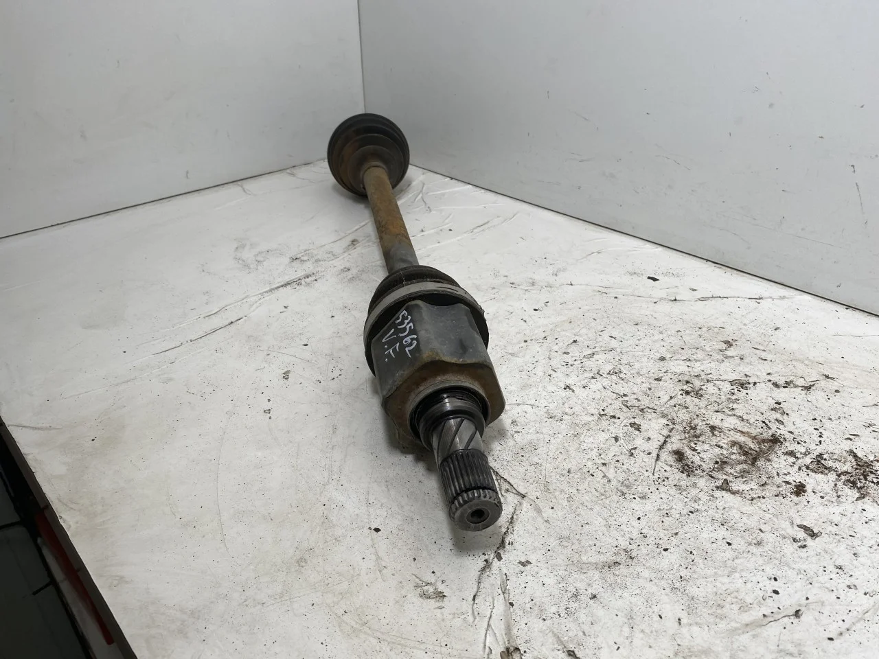 Nissan LEAF 2011-17 Front left driveshaft view 3