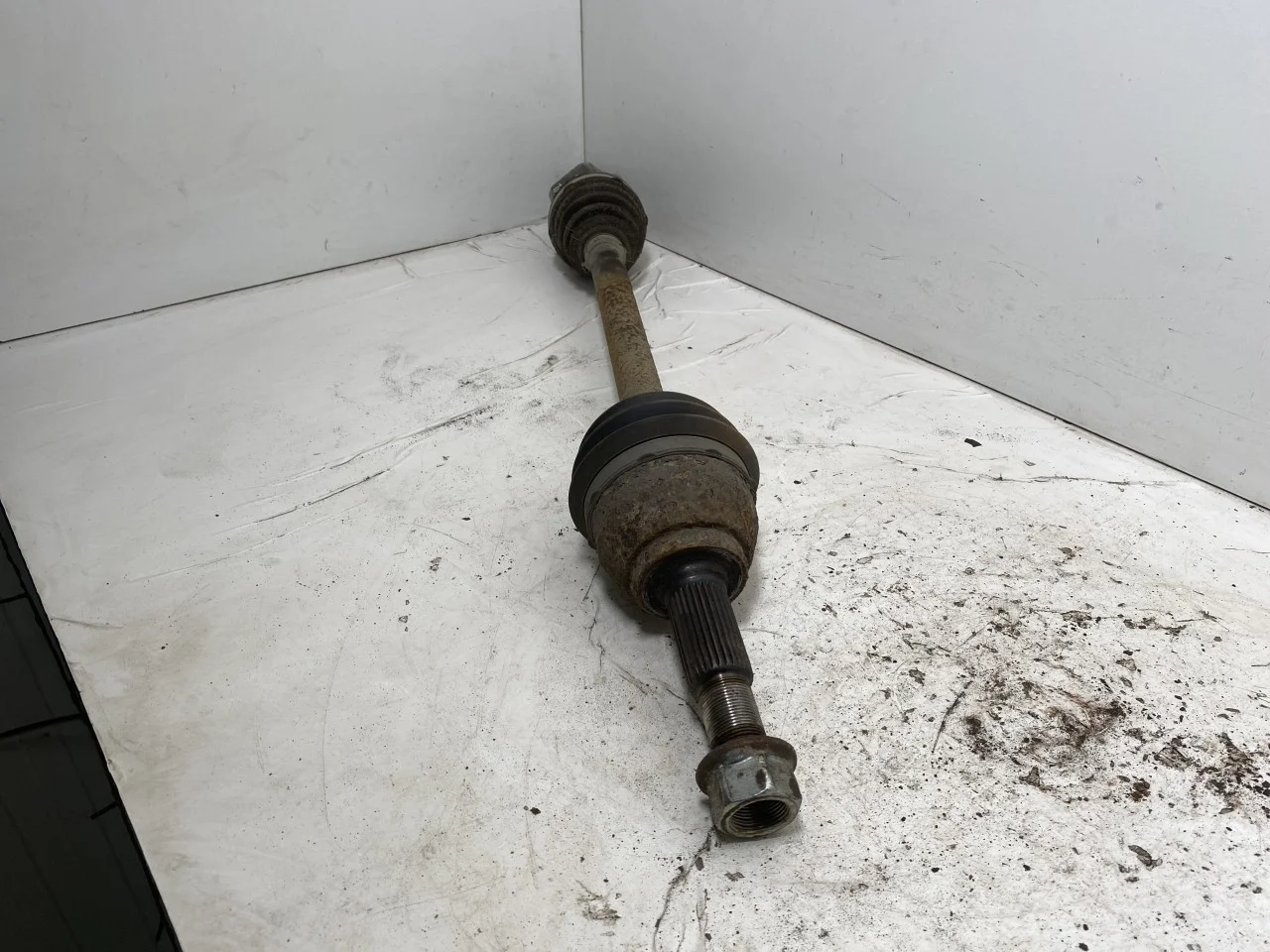 Nissan LEAF 2011-17 Front left driveshaft view 4