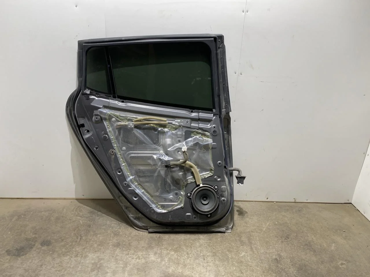 Nissan LEAF 2011-17 Ajtó, 4 ajtós, hátsó, bal nézet 3