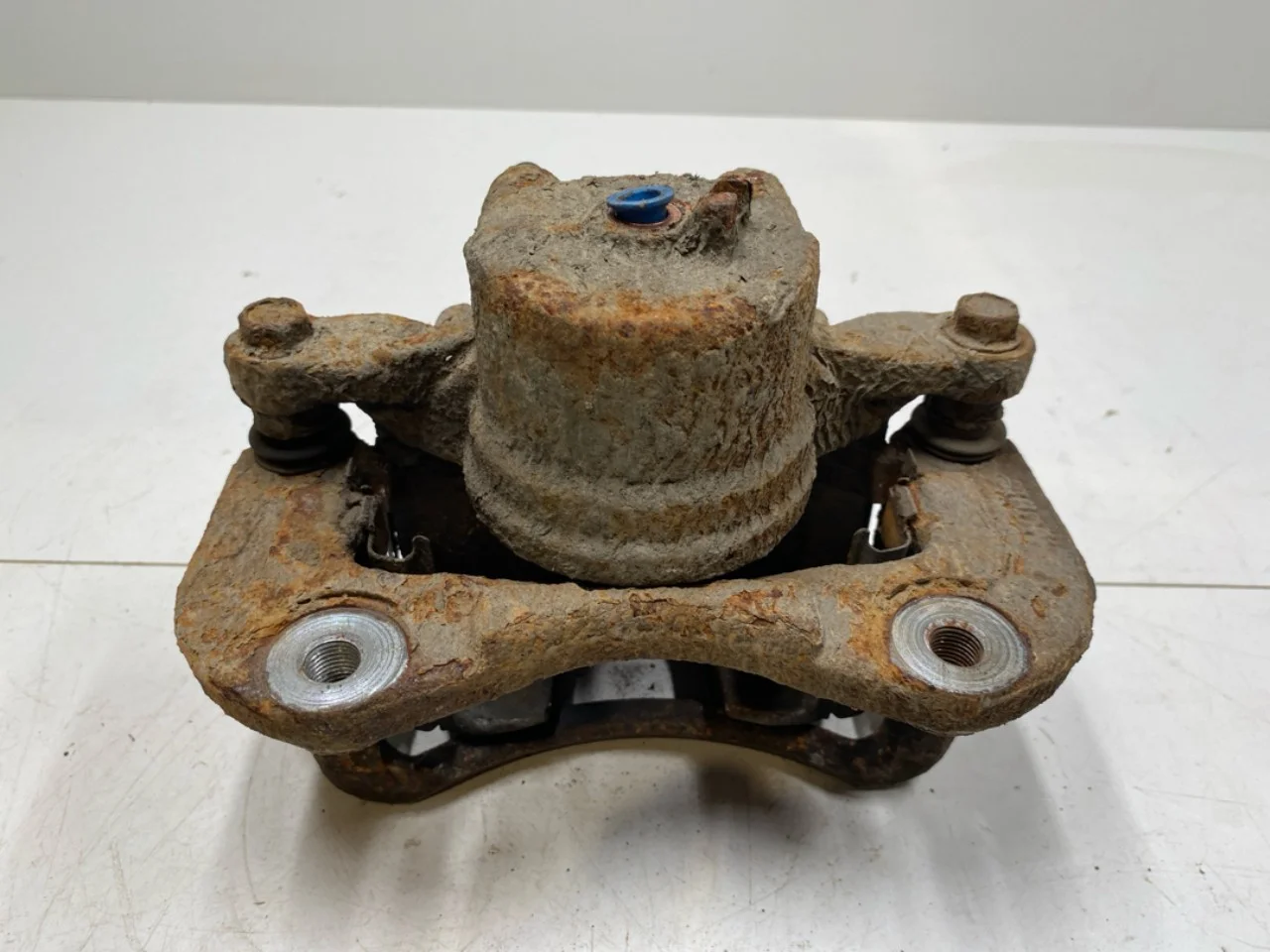Kia SOUL 2009- Front left brake caliper view 2