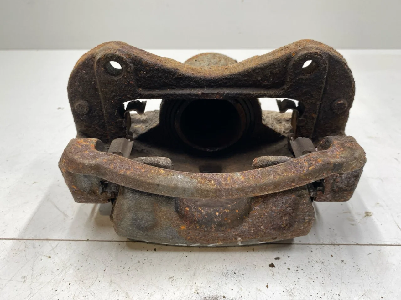 Kia SOUL 2009- Front left brake caliper view 3
