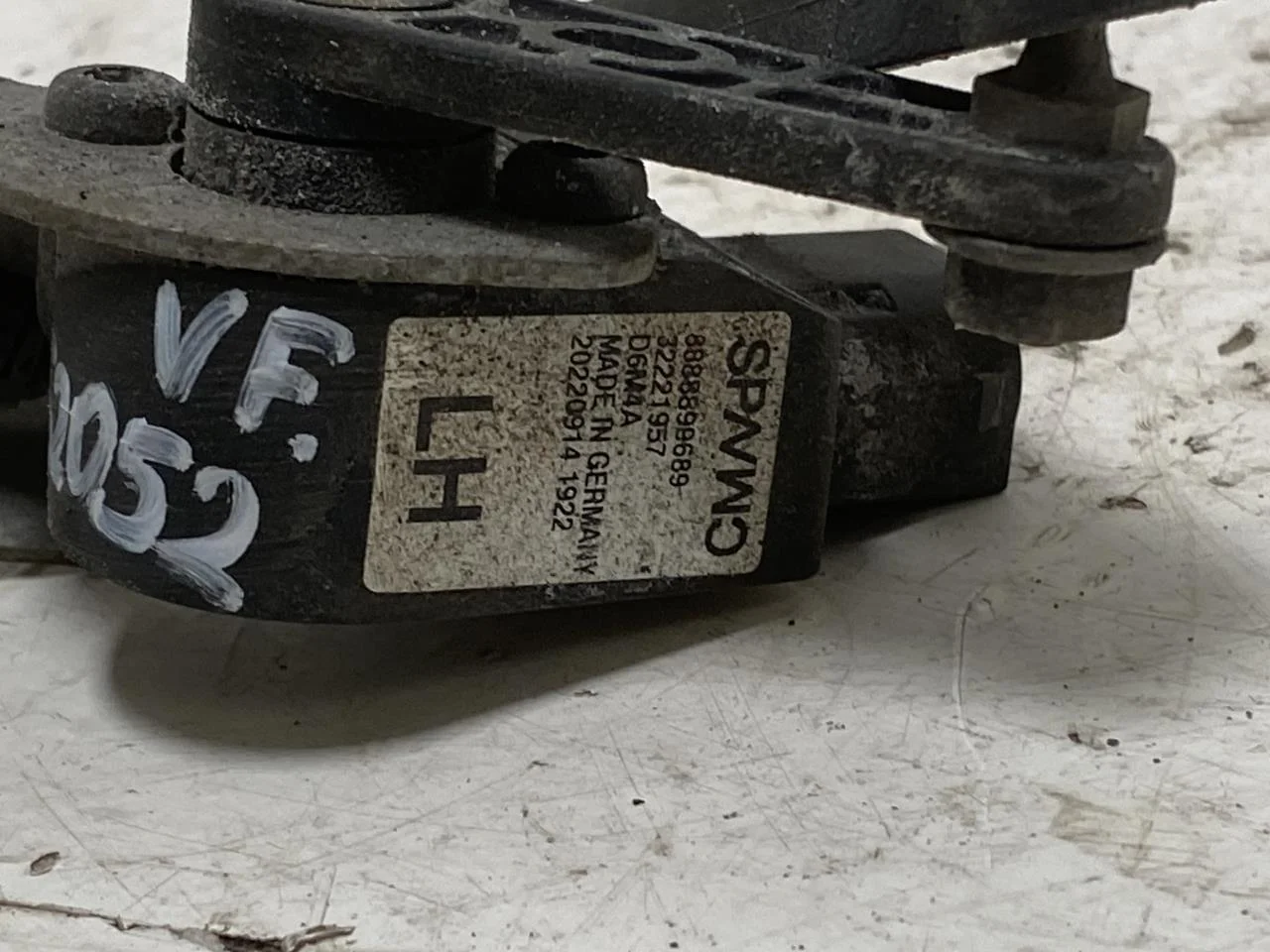 Volvo XC40/RECHARGE 2018- Level control / air suspension sensor view 4