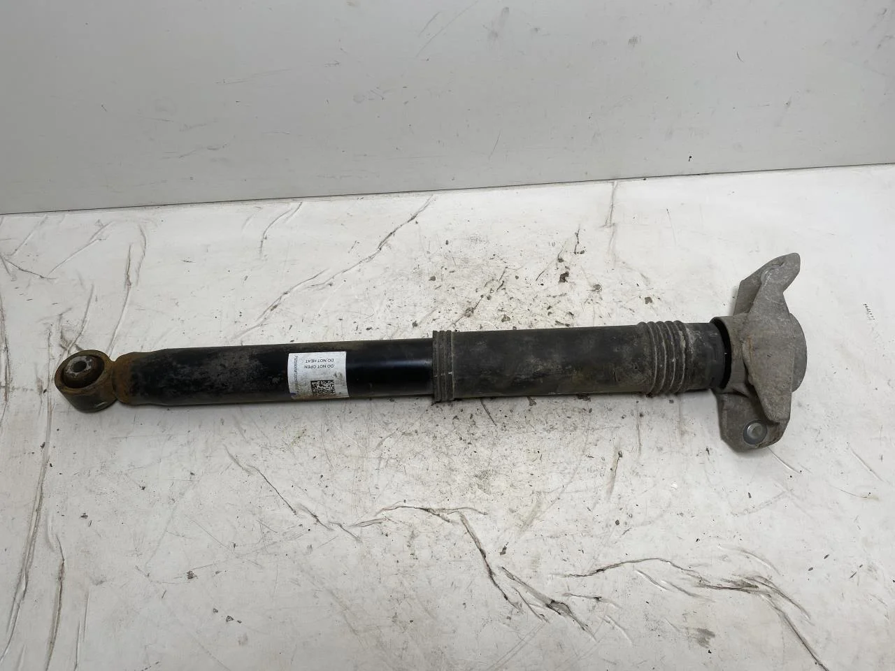 Polestar 2 2020- Shock absorber, rear view 4