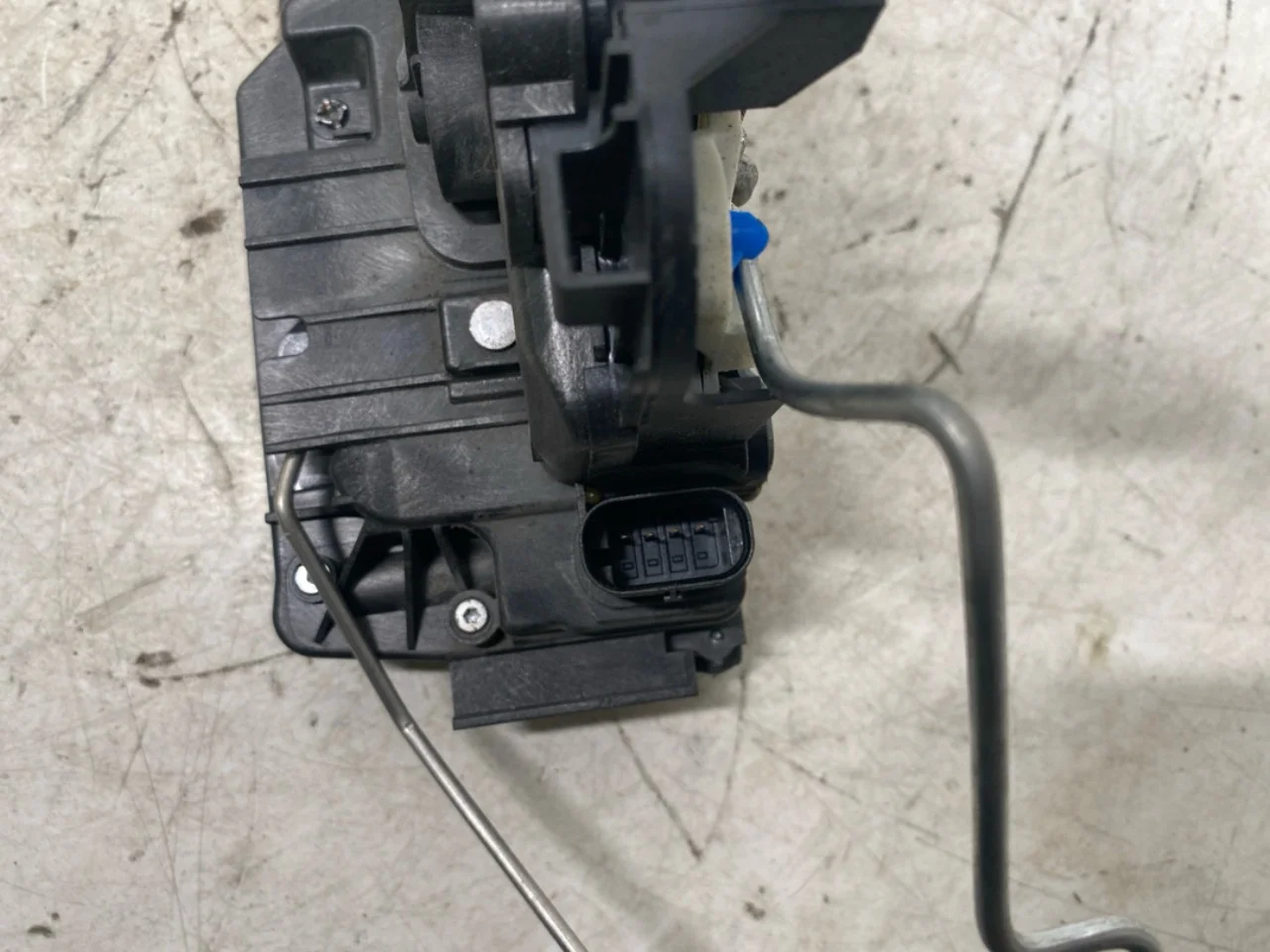 Mercedes EQC 2020- Tailgate lock view 3