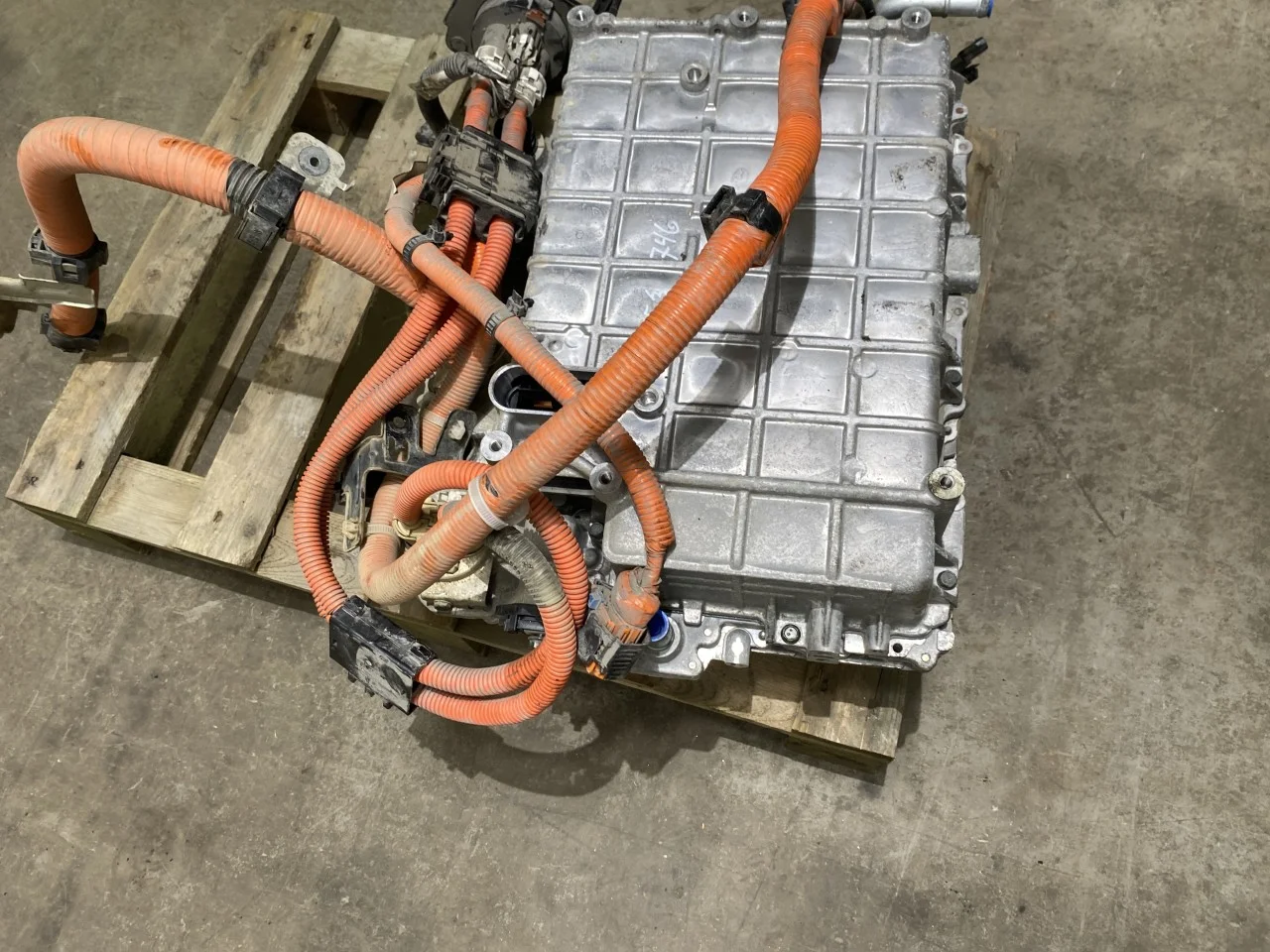 Nissan LEAF 2011-17 Battery charger view 3