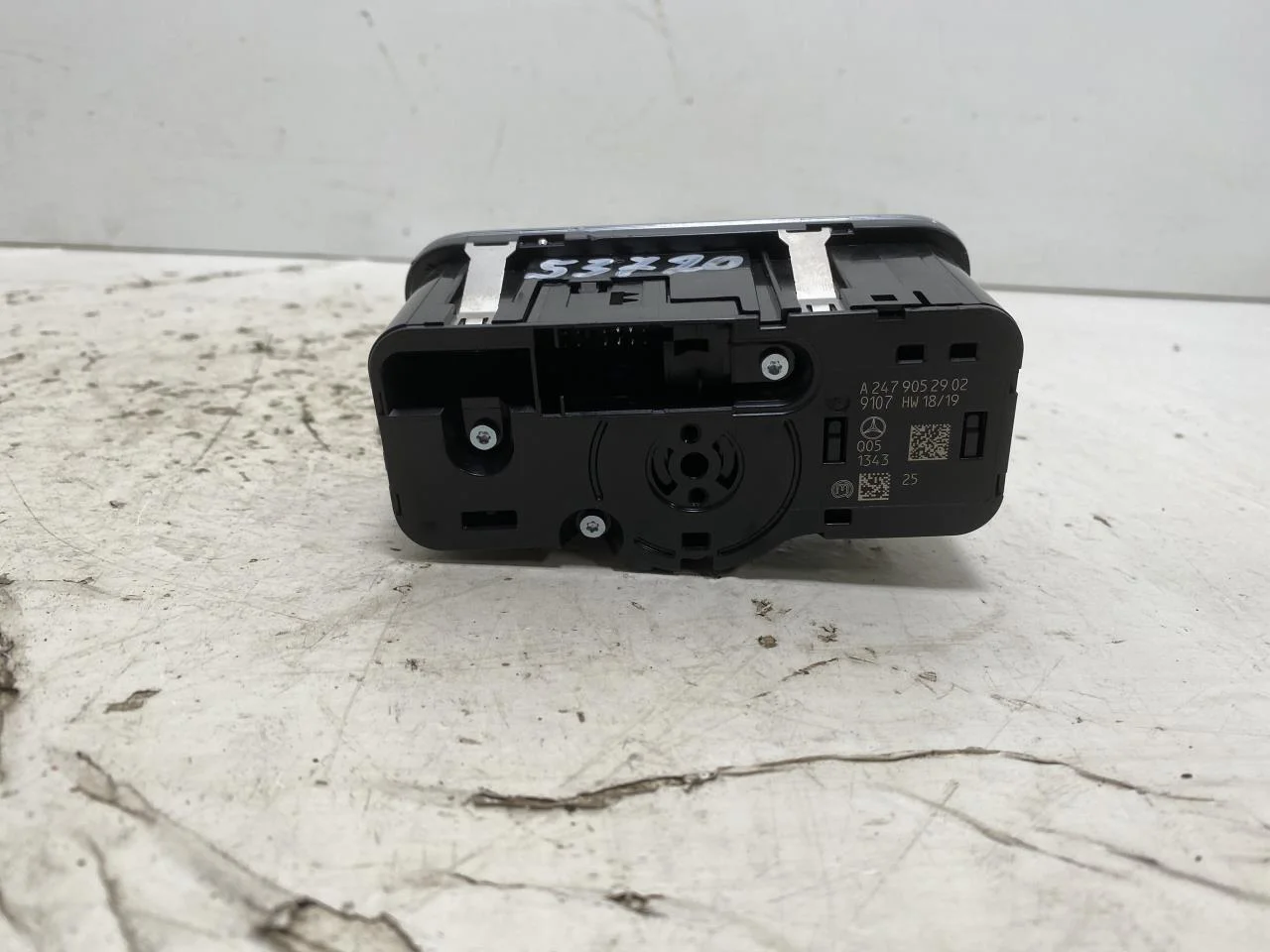Mercedes EQA H243 2021- Headlight switch view 3