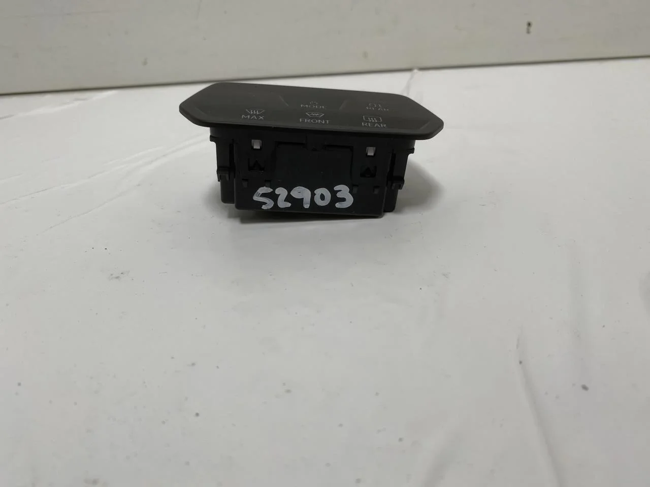 Volkswagen ID.4 2021- Headlight switch view 2