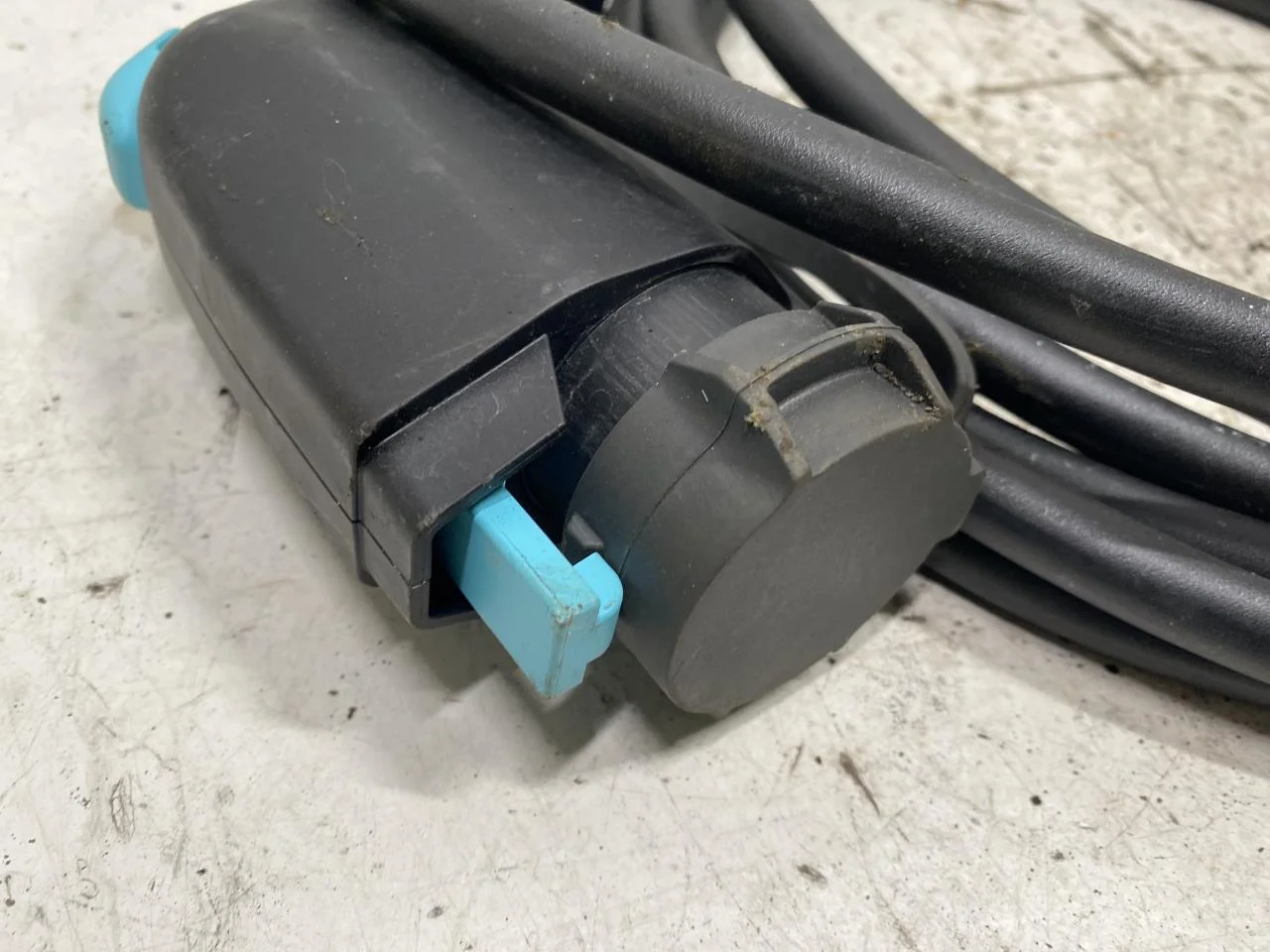 Nissan LEAF 2011-17 Battery charger view 3