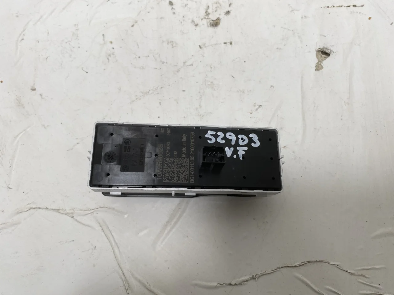 Volkswagen ID.4 2021- Window regulator switch view 2