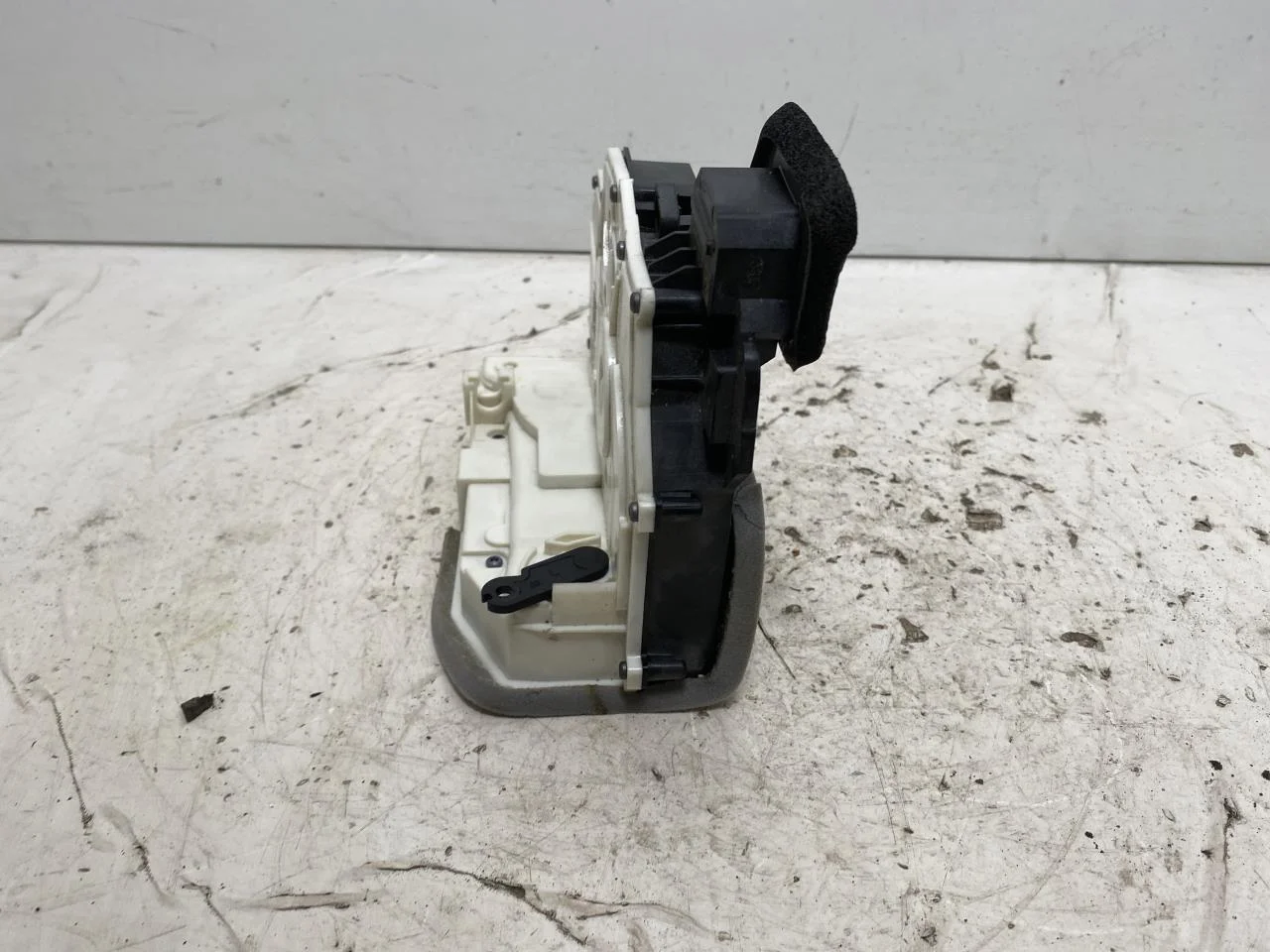 Volkswagen ID.7 TOURER 2024-> Door lock housing view 2