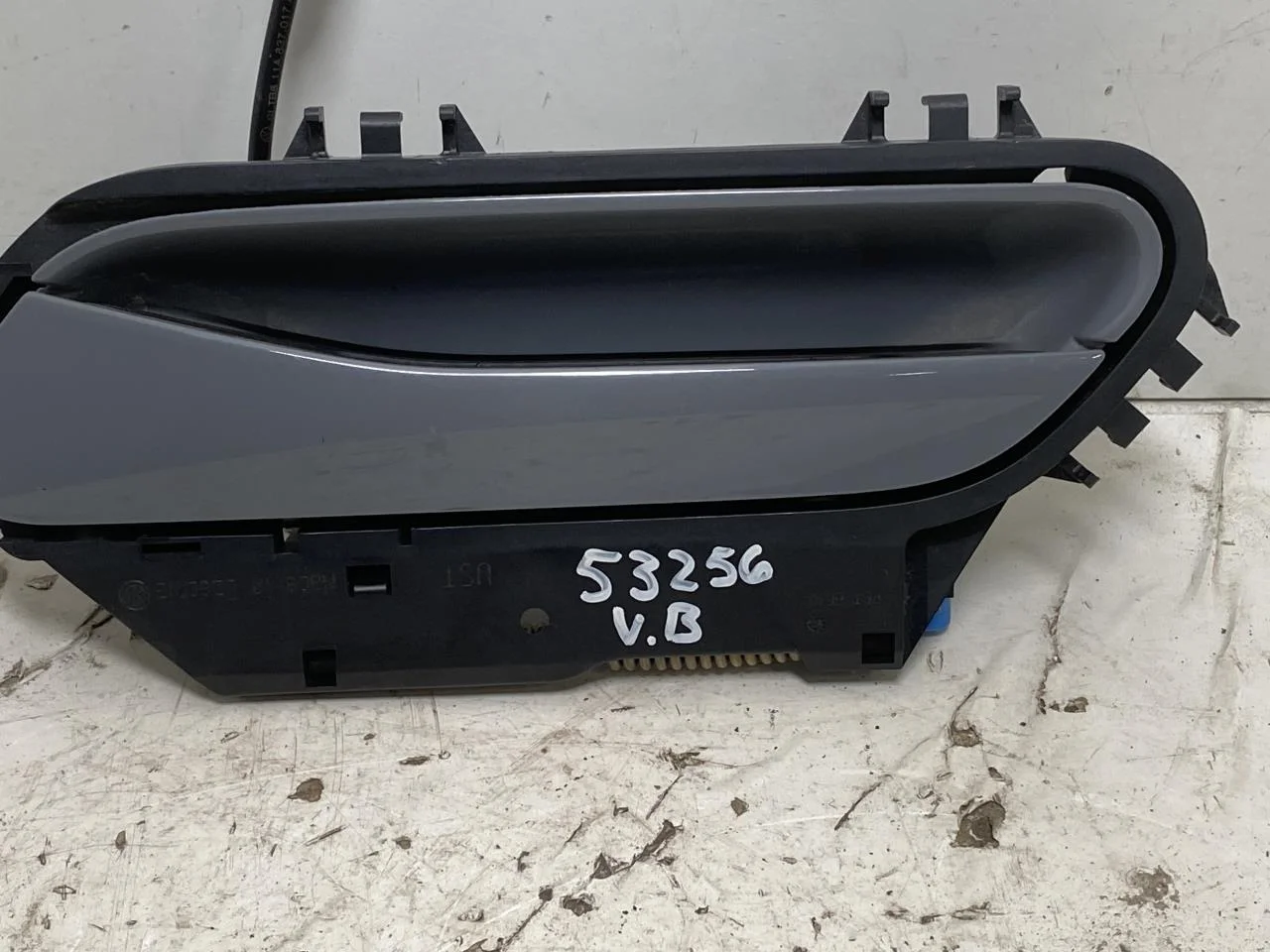 Volkswagen ID.7 TOURER 2024-> Left exterior door handle view 2