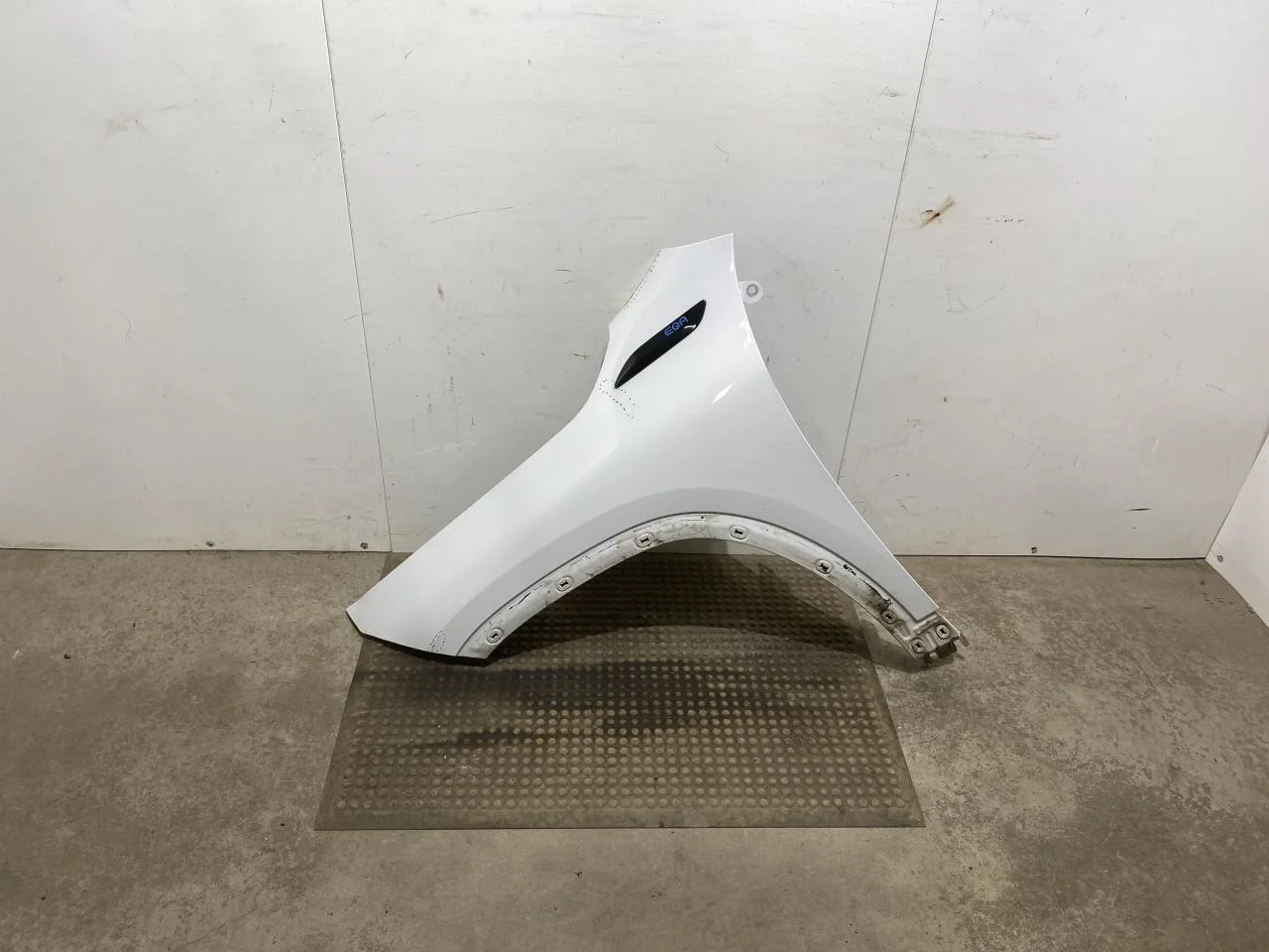 Mercedes EQA H243 2021- Front left fender