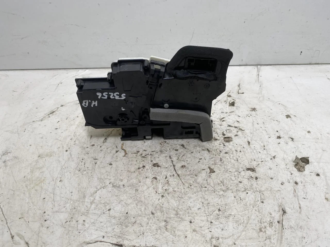 Volkswagen ID.7 TOURER 2024-> Door lock housing view 3