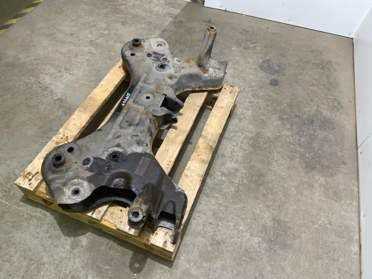 Maxus EUNIQ5 MPV 2021- Front subframe view 2