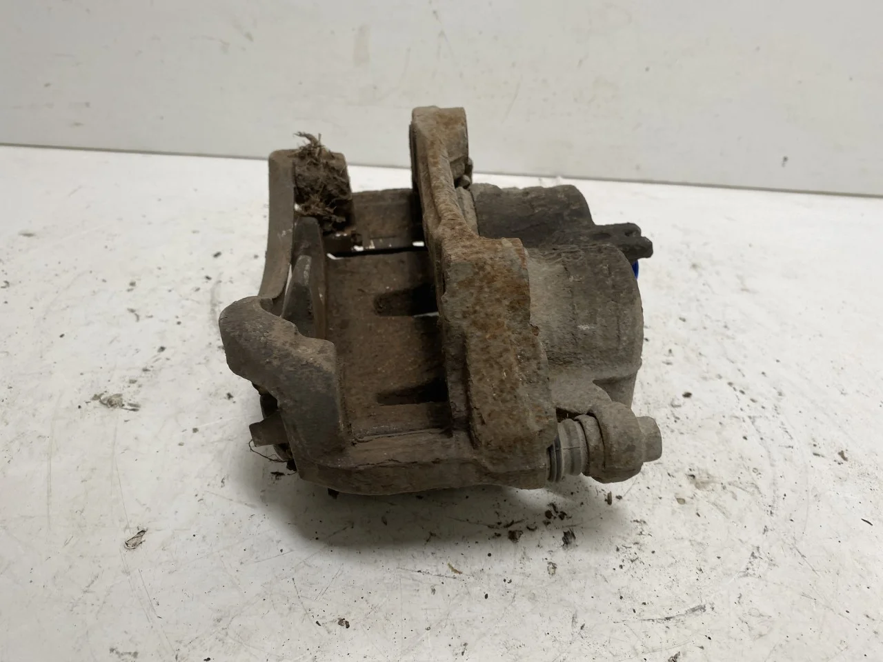Nissan LEAF 2017-24 Front left brake caliper view 3