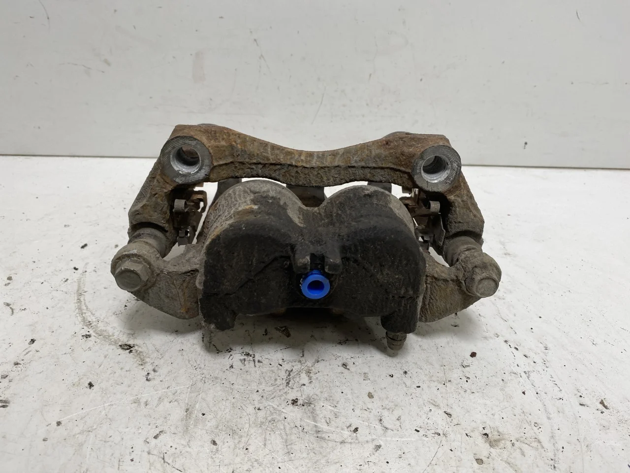 Nissan LEAF 2017-24 Front right brake caliper view 2