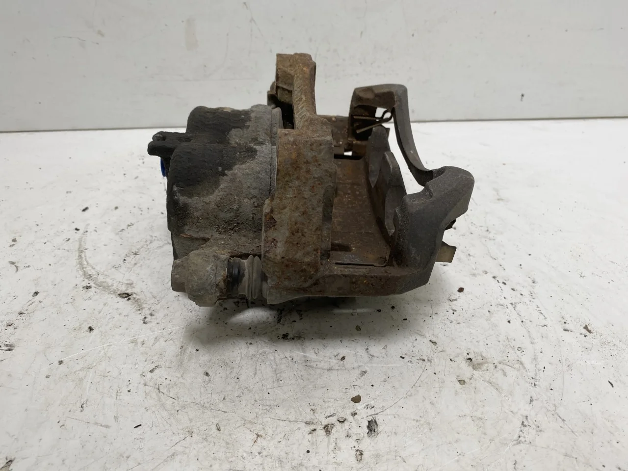 Nissan LEAF 2017-24 Front right brake caliper view 3