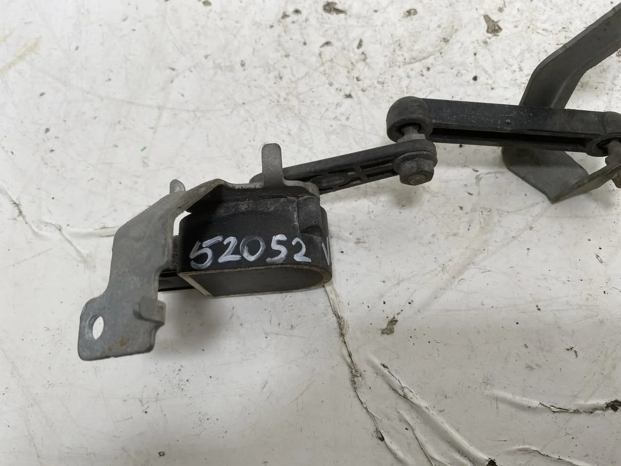 Volvo XC40/RECHARGE 2018- Level control / air suspension sensor view 3