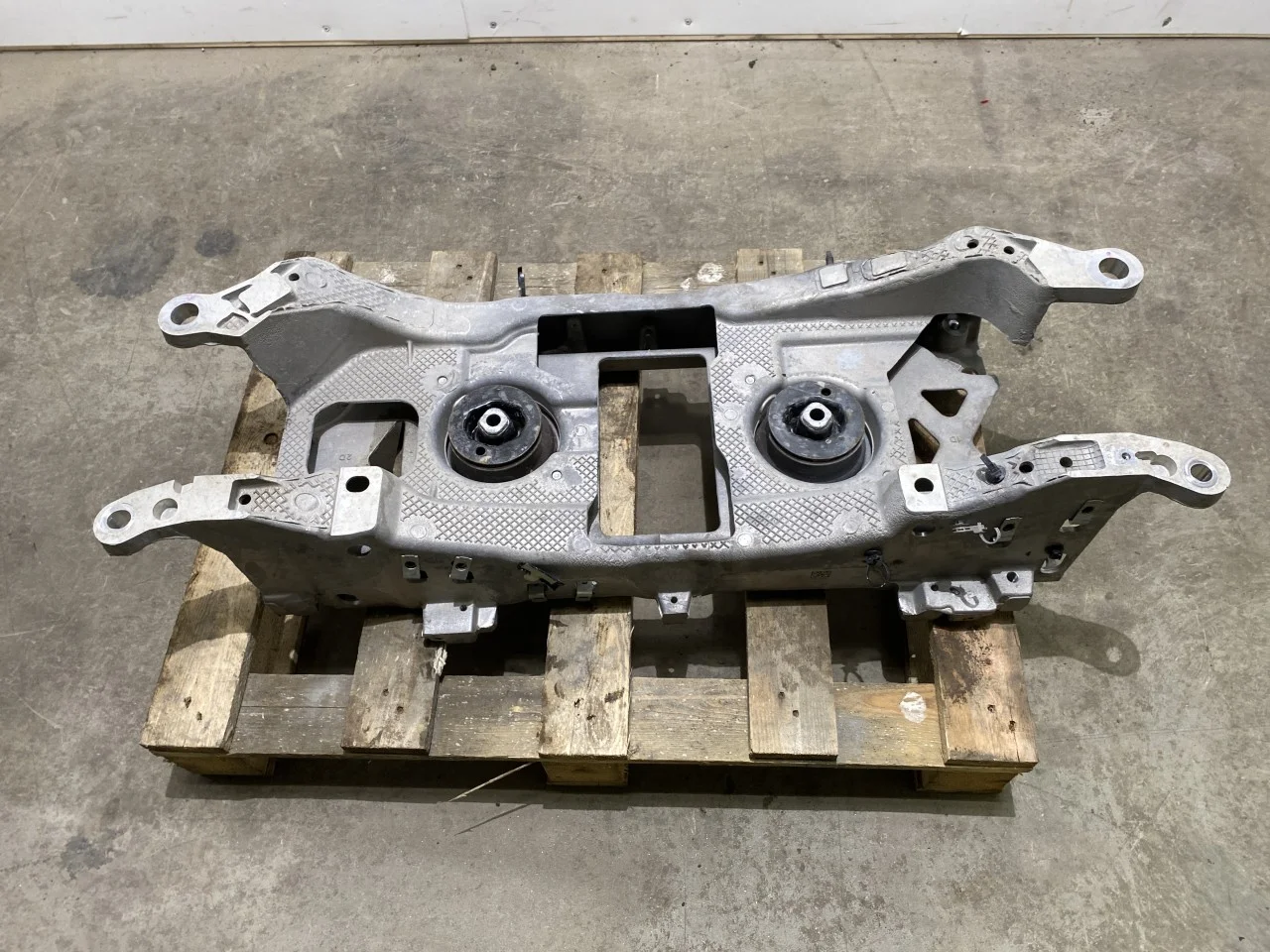 Ford MUSTANG MACH-E 2021- Engine mount, steel / aluminum