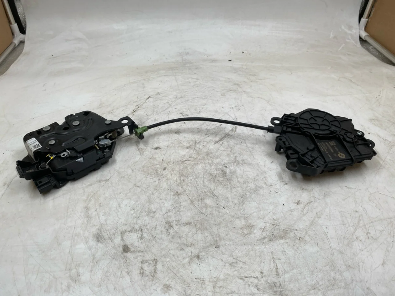 Tailgate lock