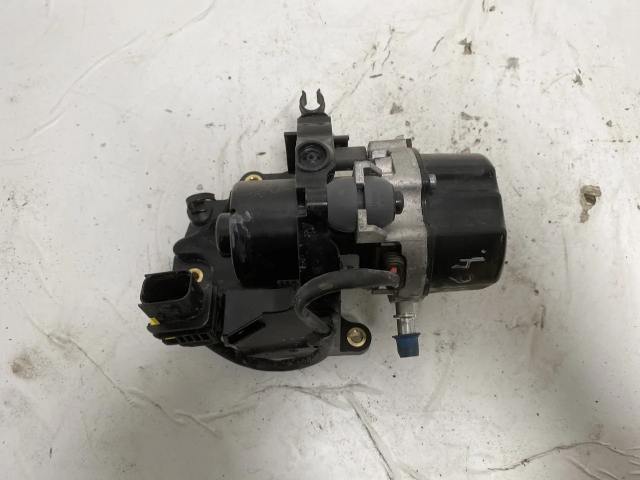 Mercedes EQC 2020- Vacuum pump view 2