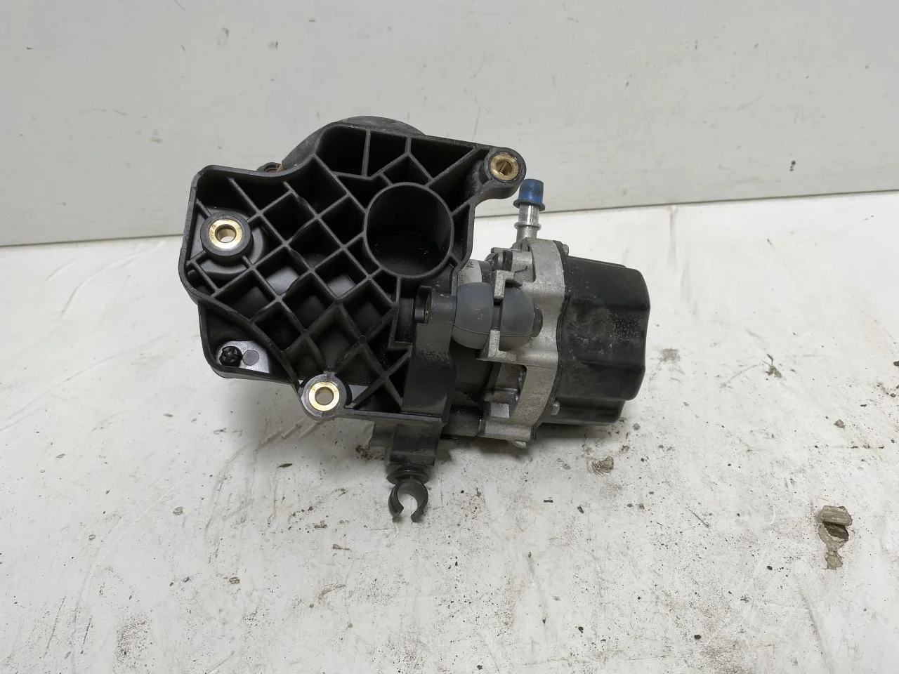Mercedes EQC 2020- Vacuum pump view 3